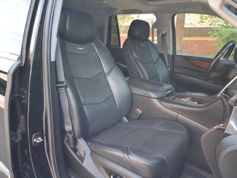 Used 2018 Cadillac Escalade Luxury AWD/4WD image 26