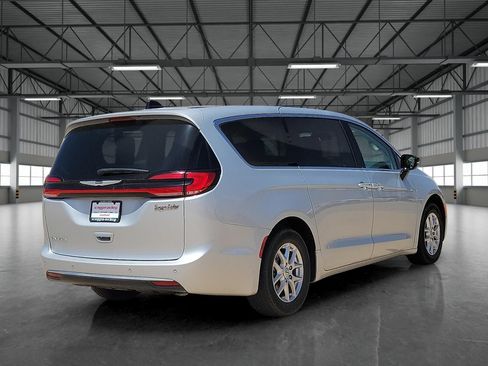Used 2024 Chrysler Pacifica Touring-L FWD image 4