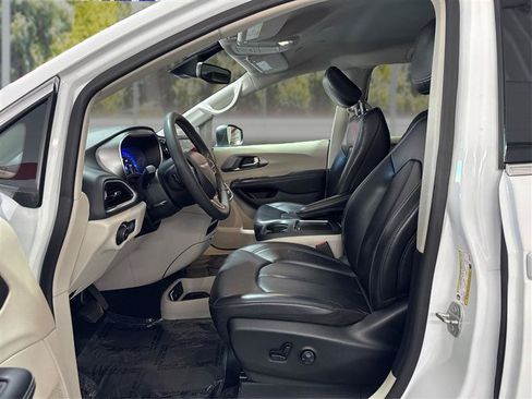 Used 2023 Chrysler Pacifica Touring-L FWD image 9