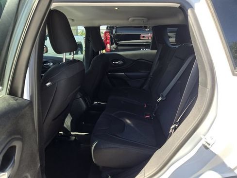 Used 2019 Jeep Cherokee Latitude w/ Popular Appearance Group FWD image 14