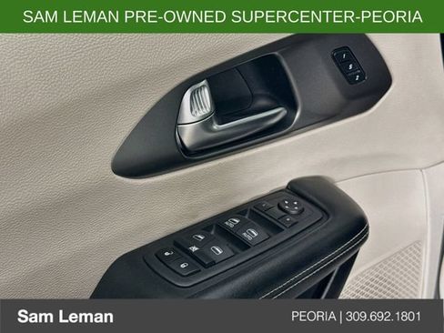 Used 2023 Chrysler Pacifica Touring-L FWD image 17
