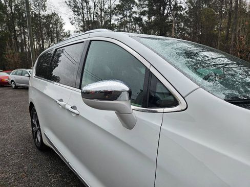 Used 2017 Chrysler Pacifica Limited image 14