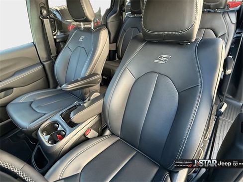 Used 2024 Chrysler Pacifica Touring-L w/ S Appearance Package image 12