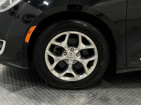 Used 2019 Chrysler Pacifica Limited FWD image 37