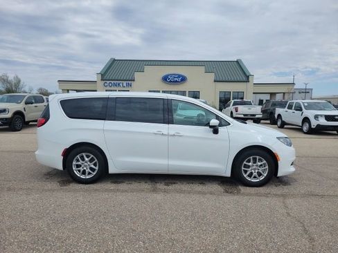 Used 2023 Chrysler Voyager LX image 21