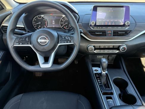 Used 2025 Nissan Altima 2.5 SV AWD/4WD image 14