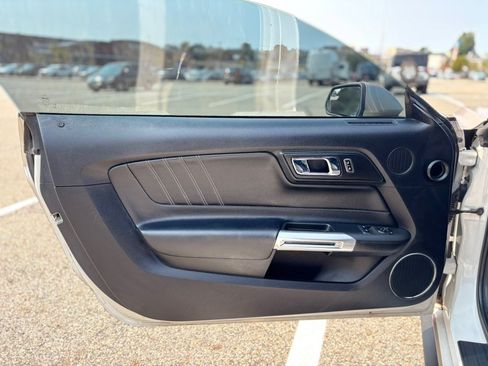 Used 2017 Ford Mustang Premium RWD image 8