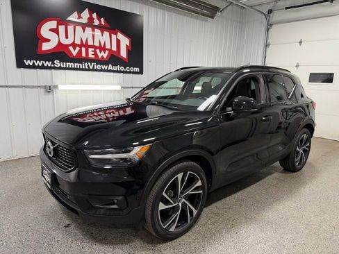Used 2019 Volvo XC40 T5 R-Design image 1