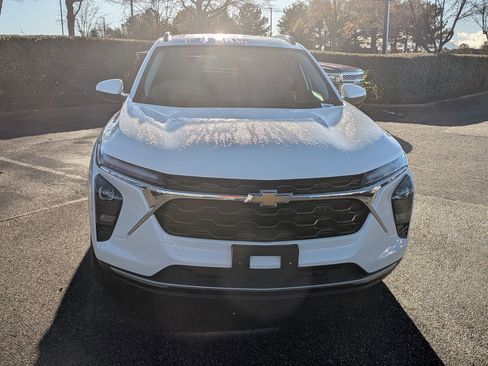 Used 2025 Chevrolet Trax LT w/ LT Convenience Package image 3