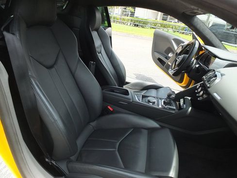 Used 2021 Audi R8 V10 w/ Premium Package RWD image 36
