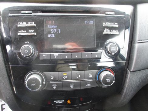 Used 2017 Nissan Rogue S image 9