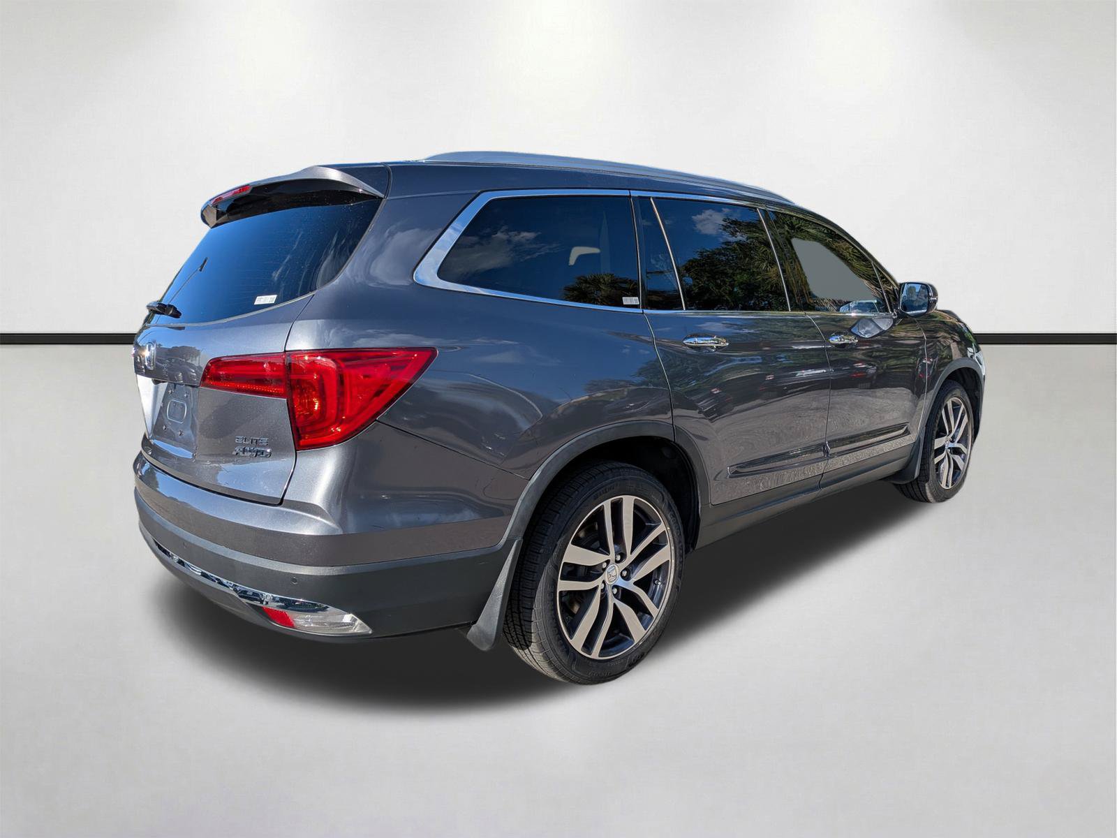 Used 2016 Honda Pilot Elite image 4