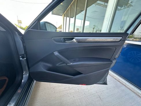 Used 2018 Volkswagen Passat 2.0T SE FWD image 31