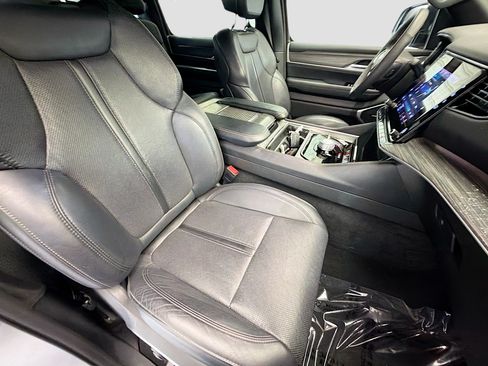 Used 2024 Jeep Wagoneer L Series II w/ Flexible Seating Group AWD/4WD image 14