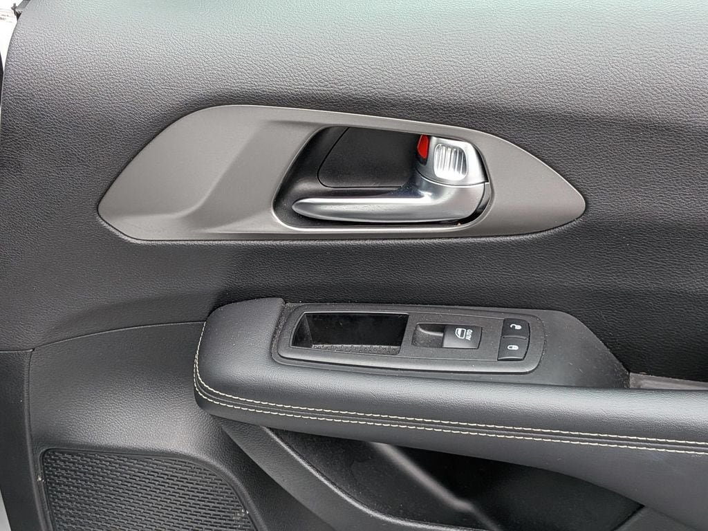 Certified 2025 Chrysler Pacifica Select FWD image 30