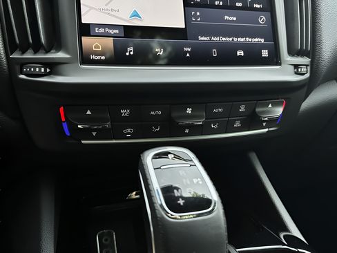 Used 2023 Maserati Levante GT AWD/4WD image 9