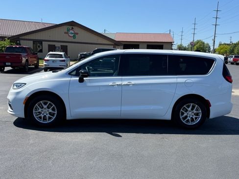 Used 2025 Chrysler Pacifica Select FWD image 5