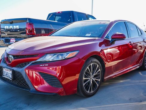 Used 2019 Toyota Camry SE image 3
