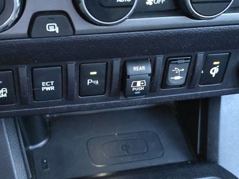 Used 2018 Toyota Tacoma TRD Off-Road image 29