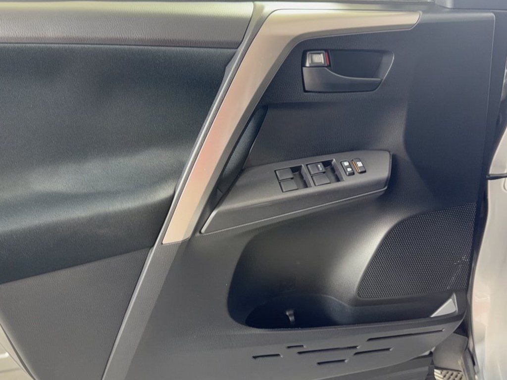 Used 2018 Toyota RAV4 LE w/ Carpet Mat Package AWD/4WD image 14