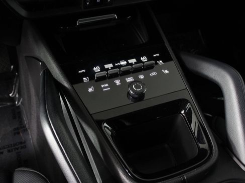 Certified 2024 Porsche Cayenne AWD/4WD image 18