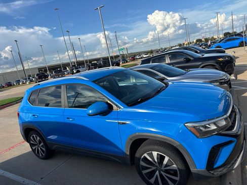 Used 2022 Volkswagen Taos SE FWD image 1