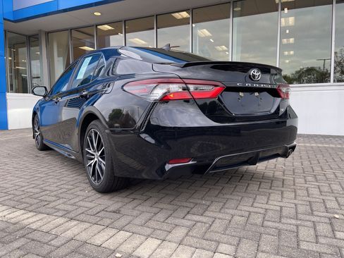 Used 2023 Toyota Camry SE image 3
