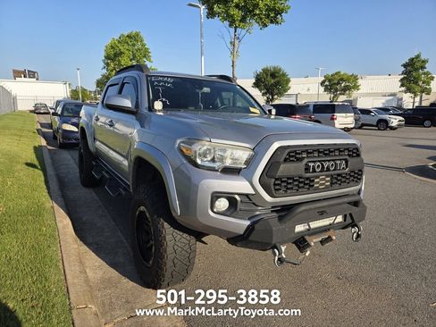 Used 2018 Toyota Tacoma SR5 AWD/4WD image 3