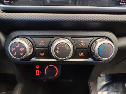 Certified 2025 Nissan Kicks Play S image 19