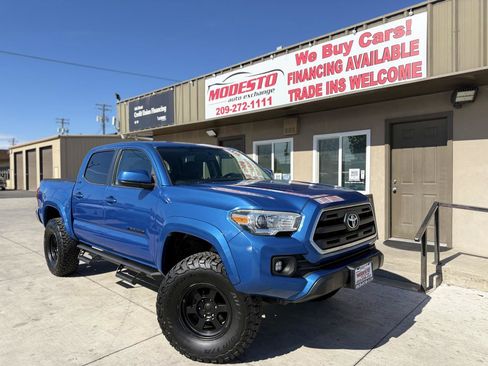 Used 2017 Toyota Tacoma SR5 w/ Tow Package AWD/4WD image 1