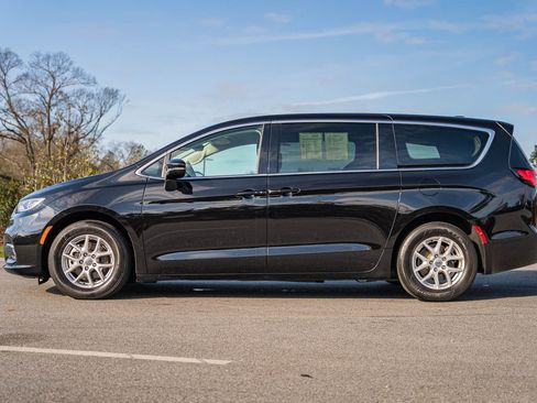 Used 2024 Chrysler Pacifica Touring-L image 4