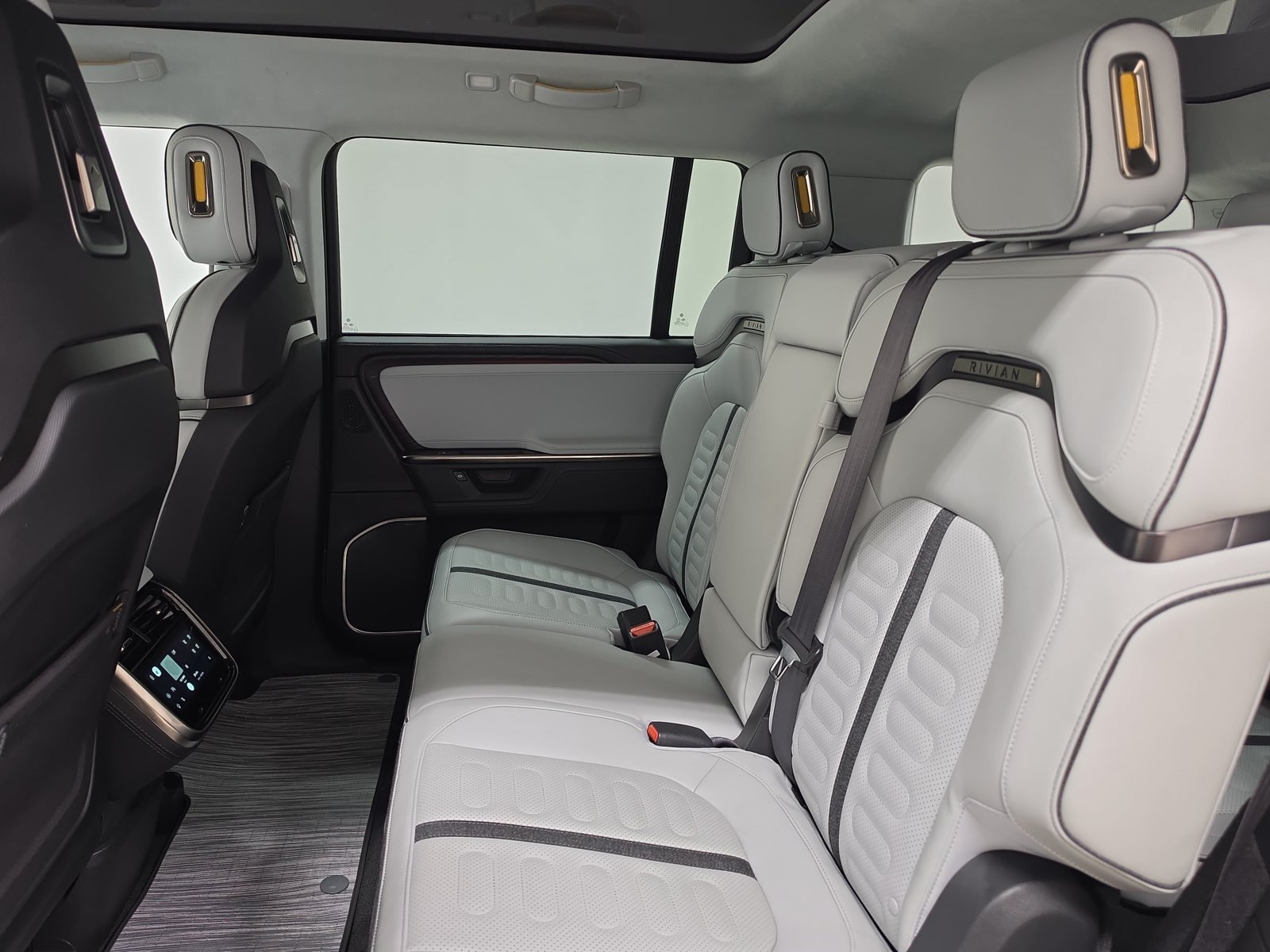 Used 2025 Rivian R1S Adventure Dual AWD/4WD image 21