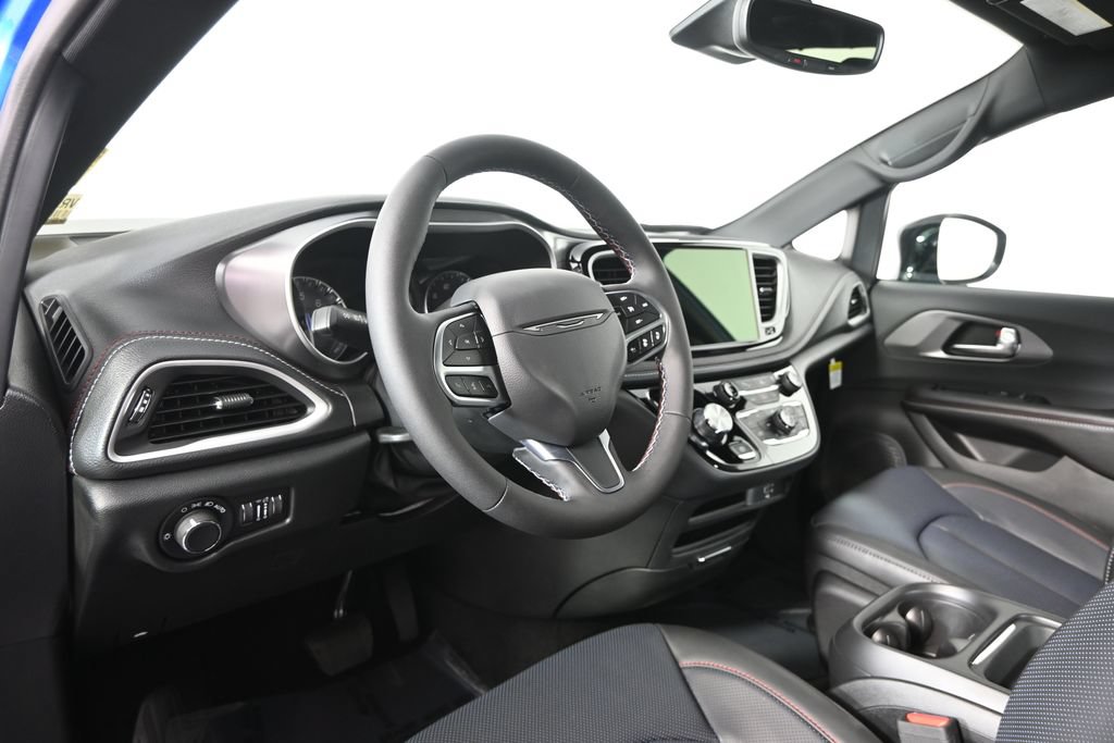 New 2027 Chrysler Pacifica Select AWD/4WD image 26