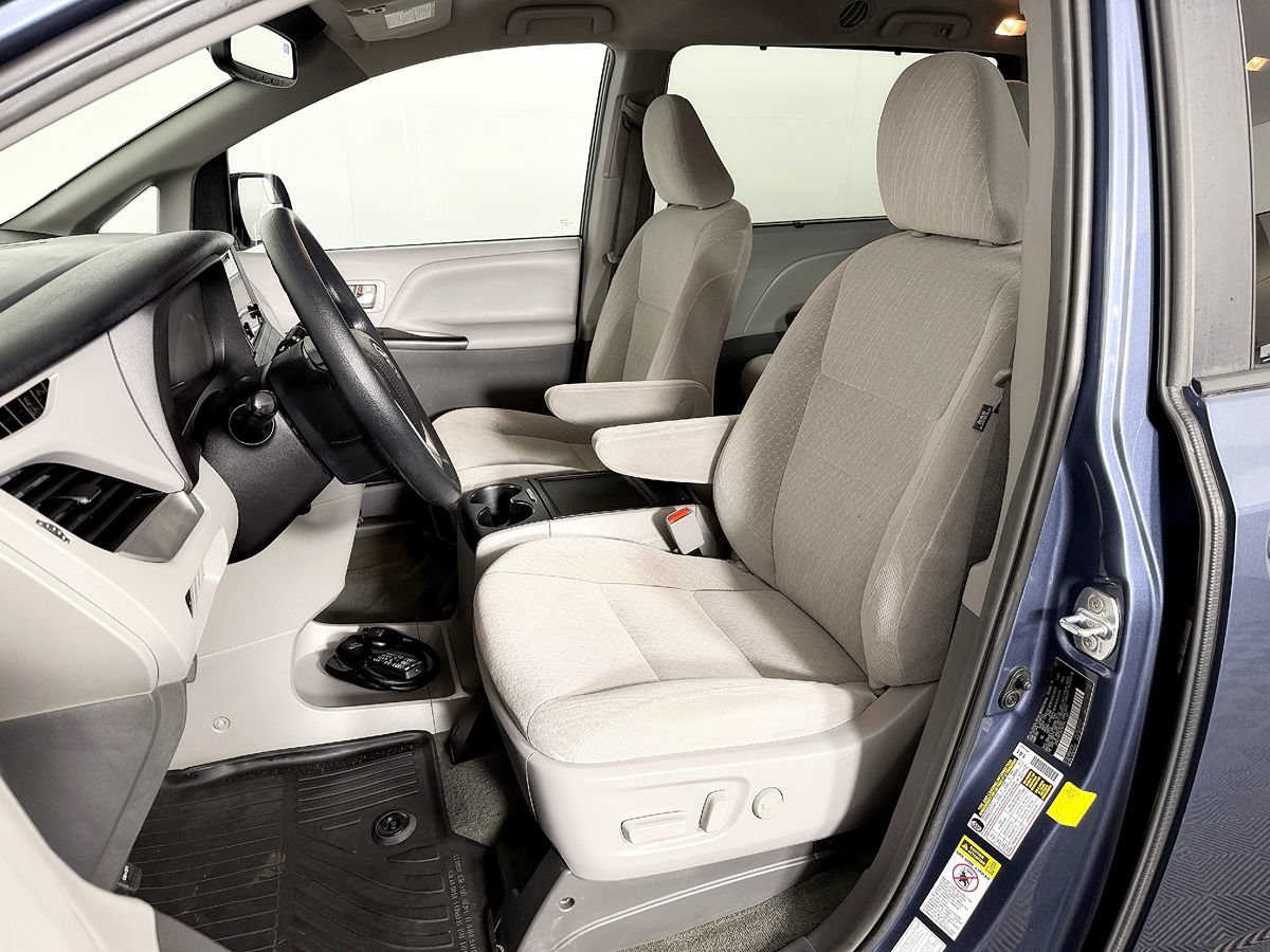Used 2017 Toyota Sienna LE AWD/4WD image 30