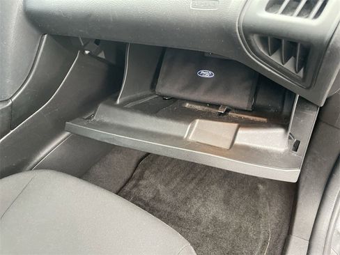 Used 2018 Ford Focus SE w/ SE Appearance Package image 32