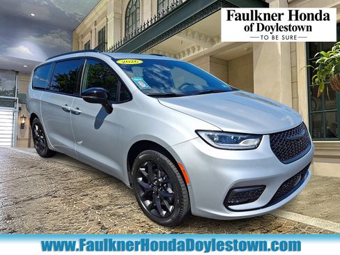 Used 2026 Chrysler Pacifica Limited w/ S Appearance Package AWD/4WD image 1