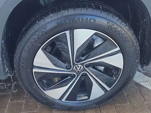 Used 2025 Volkswagen Taos SE image 29