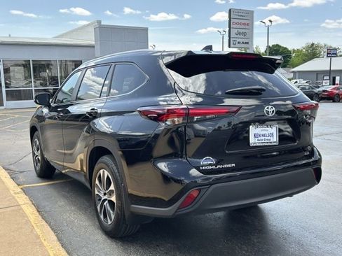 Used 2025 Toyota Highlander XLE AWD/4WD image 7