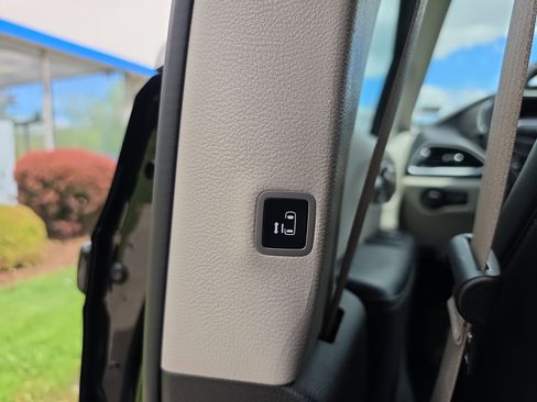Used 2024 Chrysler Pacifica Touring-L FWD image 17