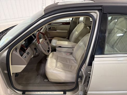 Used 2005 Lincoln Town Car Signature Limited image 11