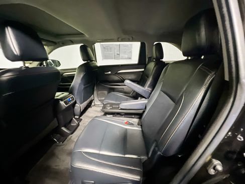 Used 2018 Toyota Highlander XLE FWD image 29