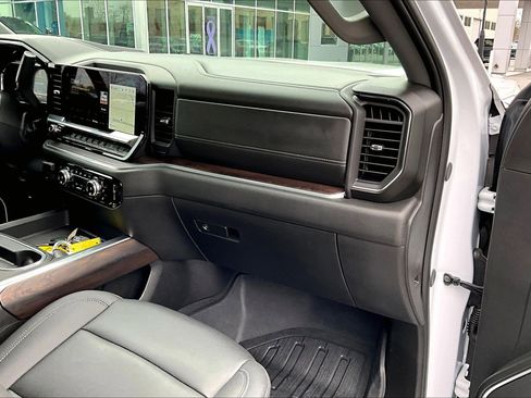 Used 2025 GMC Sierra 3500 SLT w/ SLT Premium Package image 17