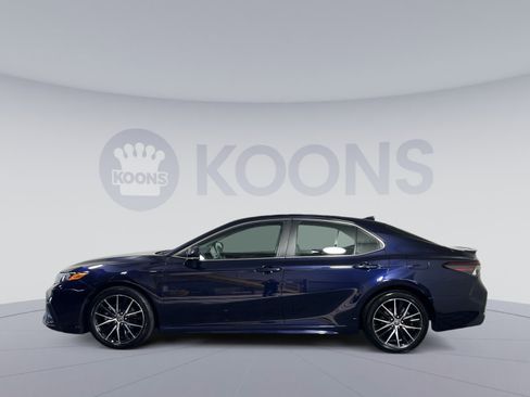 Used 2022 Toyota Camry SE w/ Cold Weather Package image 2