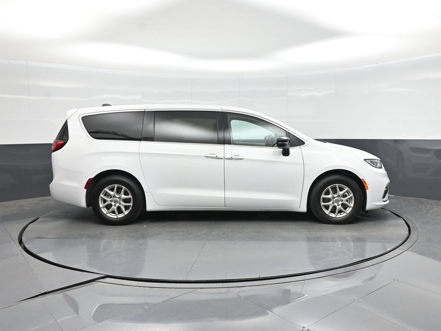 Used 2024 Chrysler Pacifica Touring-L FWD image 18