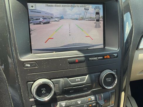 Used 2018 Ford Explorer XLT w/ Equipment Group 202A AWD/4WD image 17