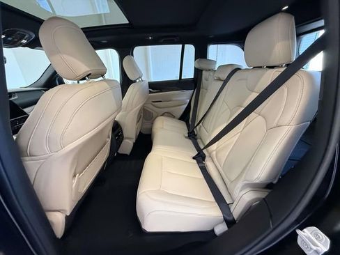 Used 2025 Jeep Grand Cherokee Limited AWD/4WD image 18