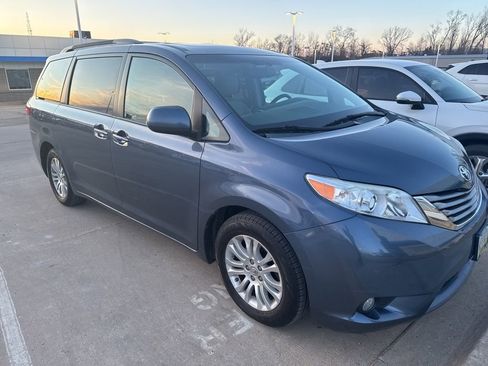 Used 2016 Toyota Sienna XLE image 4
