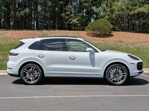 Certified 2023 Porsche Cayenne Turbo w/ Premium Package Plus AWD/4WD image 32
