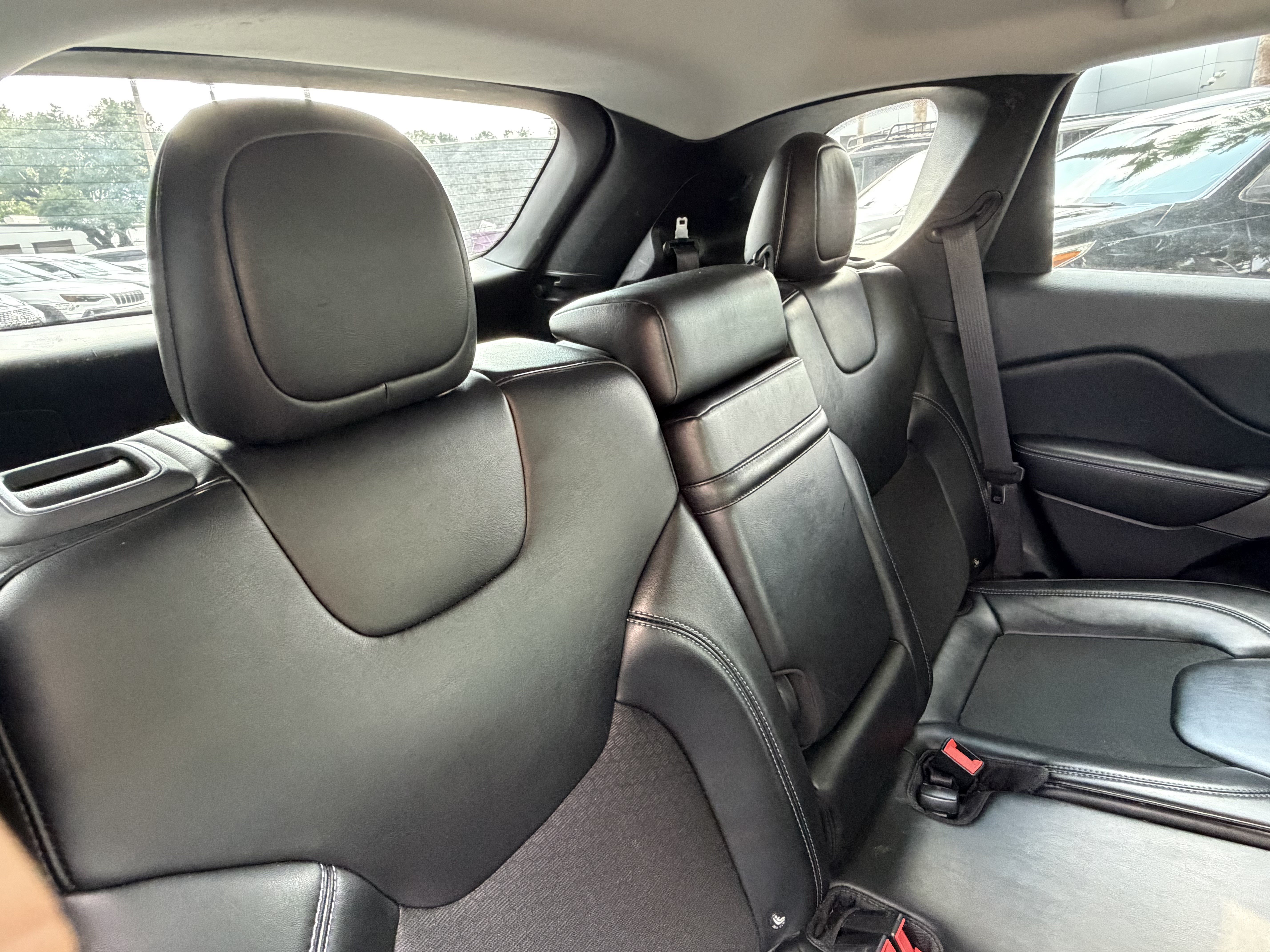 Used 2019 Jeep Cherokee Latitude Plus FWD image 40