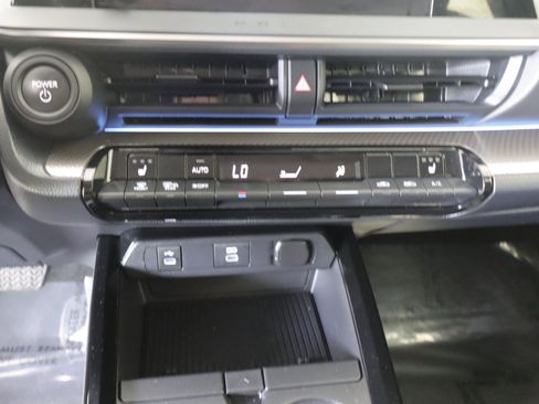 Used 2024 Toyota Prius XLE AWD/4WD image 16